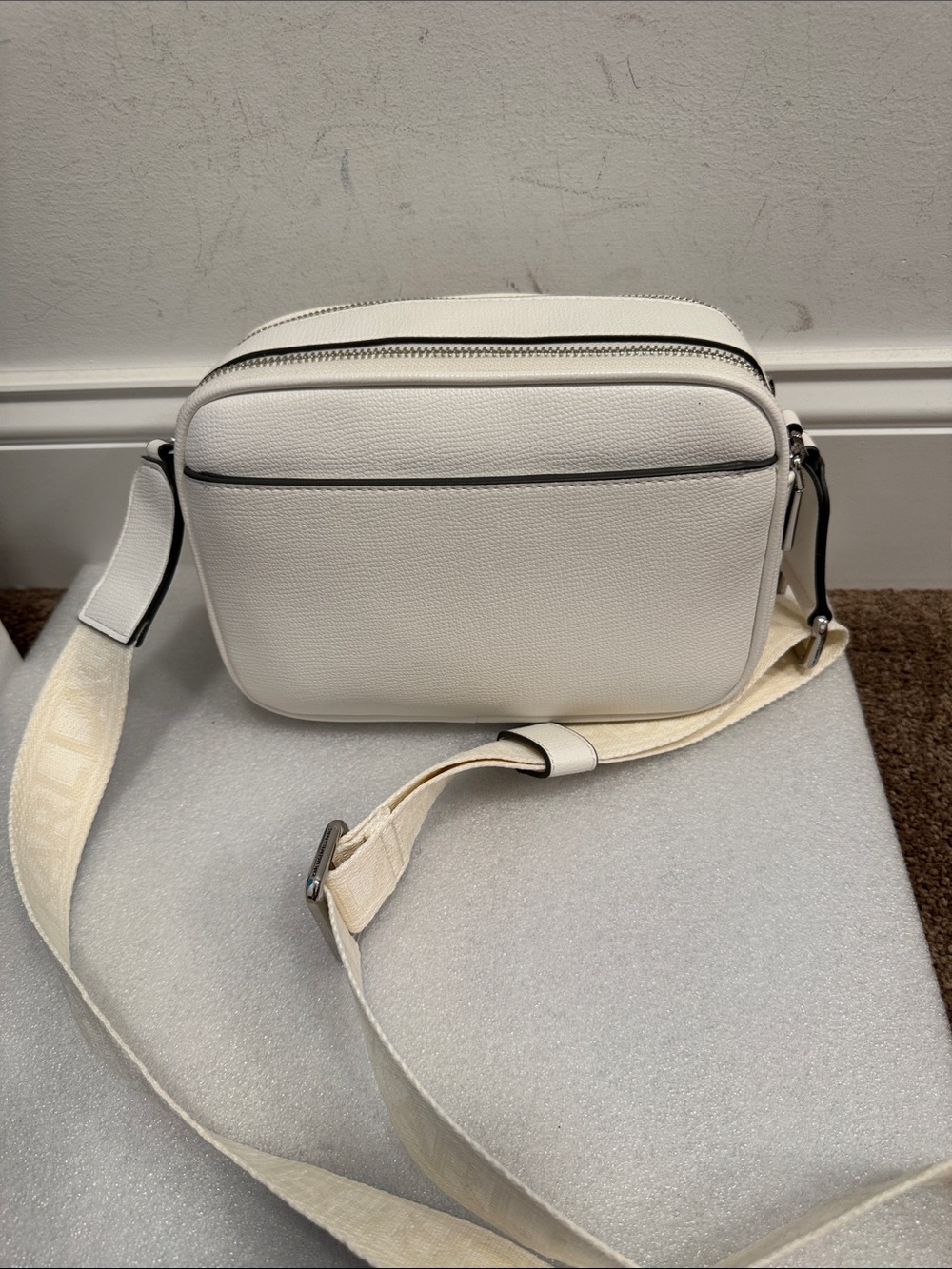 Karl Lagerfeld storefront boutique appliqué crossbody bag NWOT - Picture 3 of 8